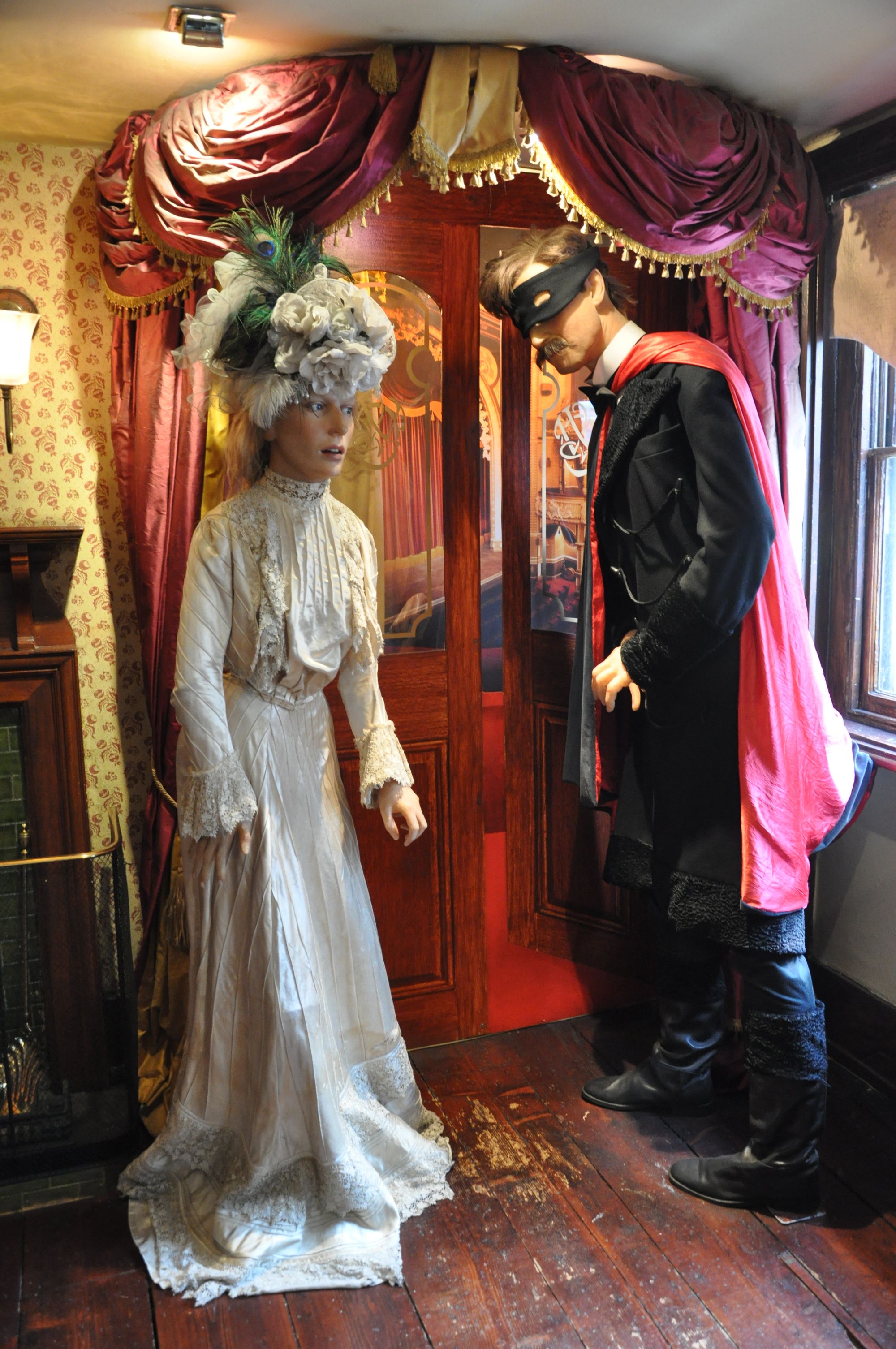 <p>Sherlock Holmes Museum, Baker Street, London<br></p>
Figures illustrating 