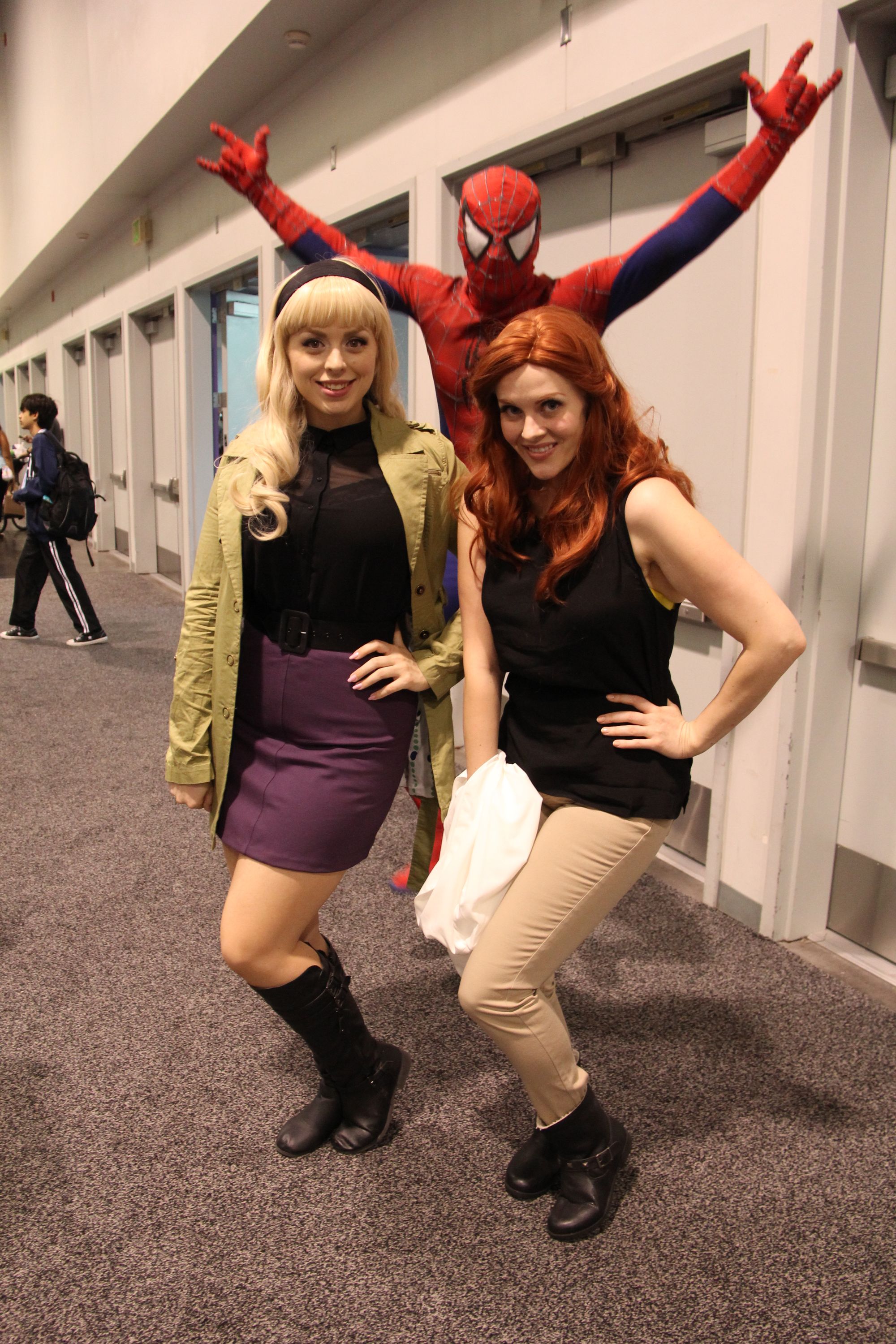 A cosplay of Spider-Man [center], Gwen Stecy [left] and Mary Jane [right] by @Al